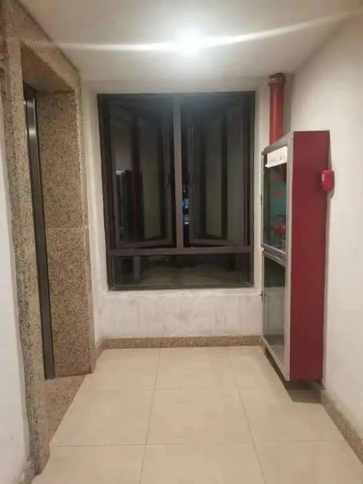 痛心，2岁女童被保姆遗留电梯从8楼坠亡，监控曝光揪心一幕休闲区蓝鸢梦想 - Www.slyday.coM