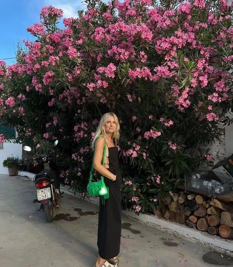 会打扮和不会打扮的女人，差距多半在“配色”上，选对了减龄高级休闲区蓝鸢梦想 - Www.slyday.coM