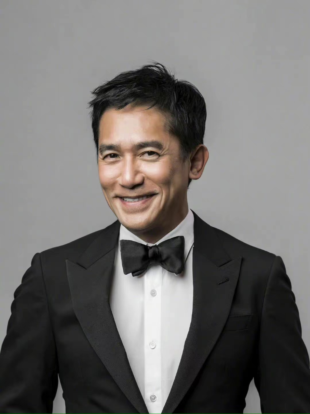 梁朝伟60岁生日出道40年刘嘉玲为老公庆生其演戏是自我治疗