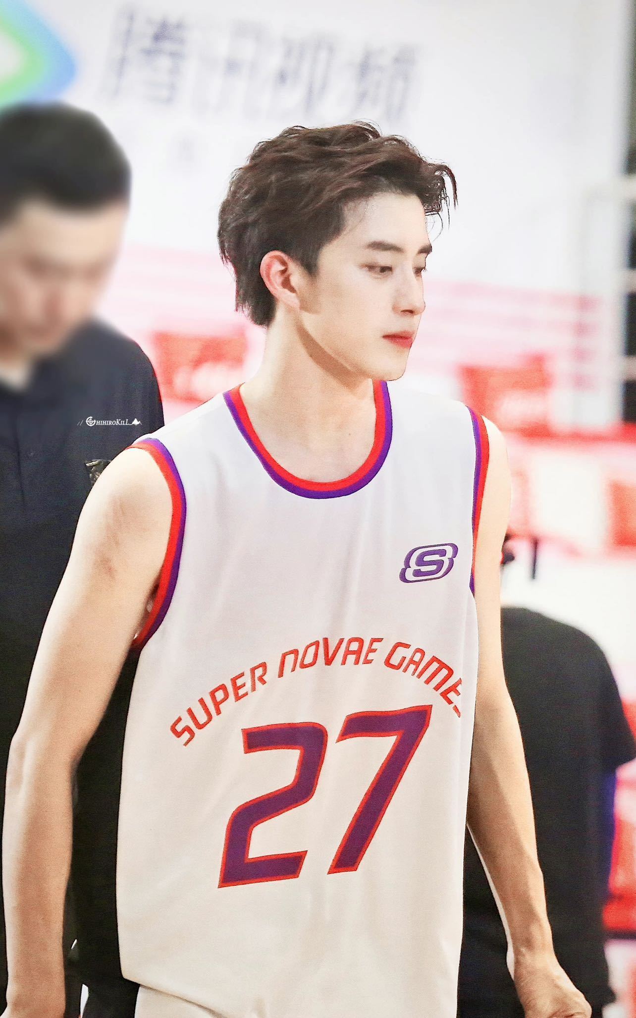 别被剧组的杀青照骗了,@敖瑞鹏的微博 可是生图大