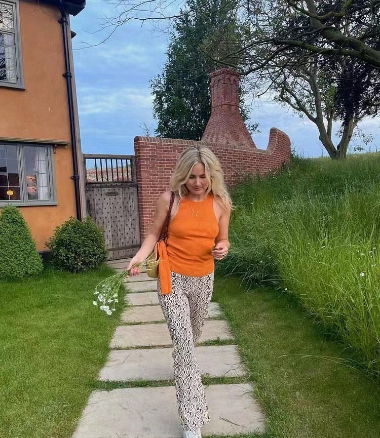 会打扮和不会打扮的女人，差距多半在“配色”上，选对了减龄高级休闲区蓝鸢梦想 - Www.slyday.coM