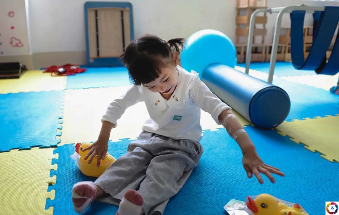 女童患病后不能吃饭,5岁了只有22斤,90后妈妈常被人误会是继母休闲区蓝鸢梦想 - Www.slyday.coM 女童患病后不能吃饭,5岁了只有22斤,90后妈妈常被人误会是继母休闲区蓝鸢梦想 - Www.slyday.coM