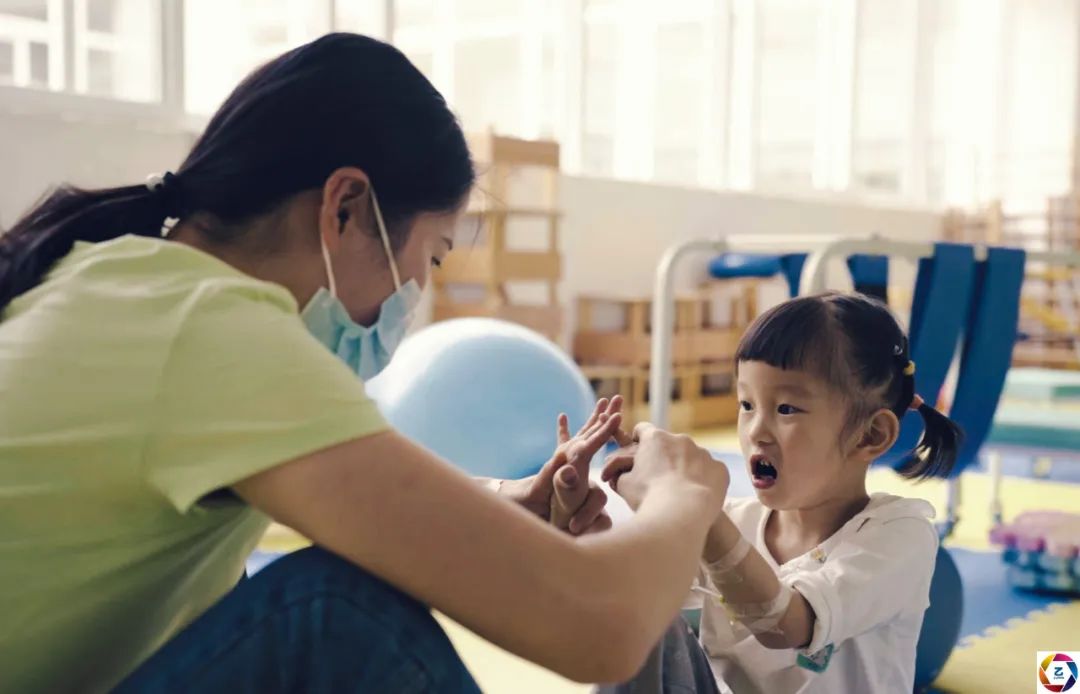 女童患病后不能吃饭,5岁了只有22斤,90后妈妈常被人误会是继母休闲区蓝鸢梦想 - Www.slyday.coM 女童患病后不能吃饭,5岁了只有22斤,90后妈妈常被人误会是继母休闲区蓝鸢梦想 - Www.slyday.coM