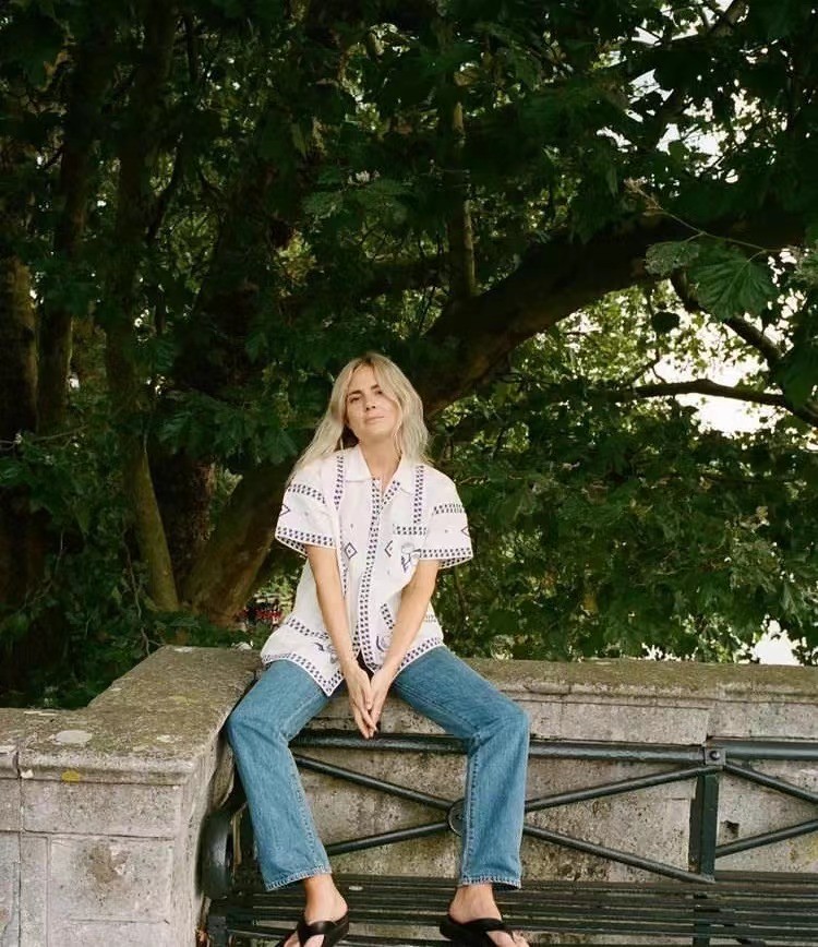 会打扮和不会打扮的女人，差距多半在“配色”上，选对了减龄高级休闲区蓝鸢梦想 - Www.slyday.coM