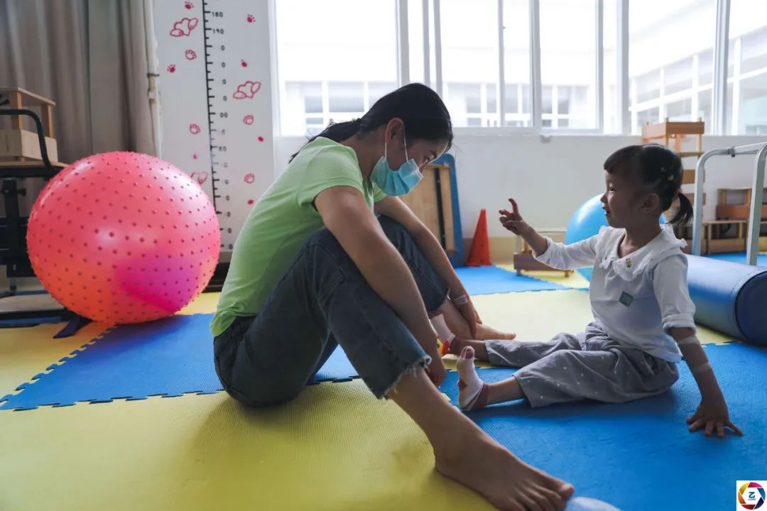 女童患病后不能吃饭,5岁了只有22斤,90后妈妈常被人误会是继母休闲区蓝鸢梦想 - Www.slyday.coM 女童患病后不能吃饭,5岁了只有22斤,90后妈妈常被人误会是继母休闲区蓝鸢梦想 - Www.slyday.coM