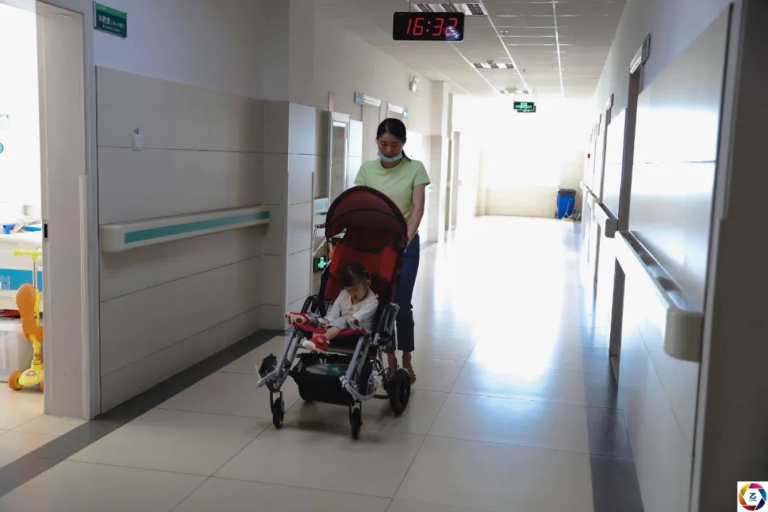 女童患病后不能吃饭,5岁了只有22斤,90后妈妈常被人误会是继母休闲区蓝鸢梦想 - Www.slyday.coM 女童患病后不能吃饭,5岁了只有22斤,90后妈妈常被人误会是继母休闲区蓝鸢梦想 - Www.slyday.coM