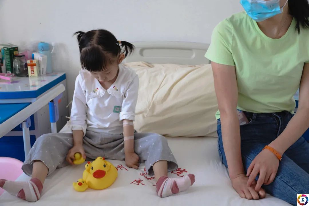 女童患病后不能吃饭,5岁了只有22斤,90后妈妈常被人误会是继母休闲区蓝鸢梦想 - Www.slyday.coM 女童患病后不能吃饭,5岁了只有22斤,90后妈妈常被人误会是继母休闲区蓝鸢梦想 - Www.slyday.coM