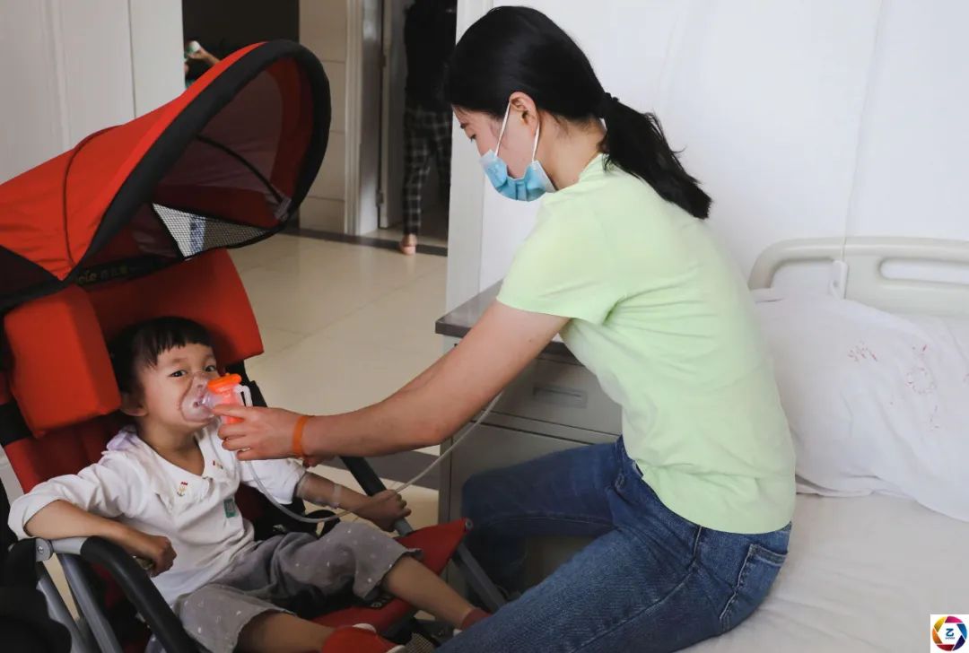 女童患病后不能吃饭,5岁了只有22斤,90后妈妈常被人误会是继母休闲区蓝鸢梦想 - Www.slyday.coM 女童患病后不能吃饭,5岁了只有22斤,90后妈妈常被人误会是继母休闲区蓝鸢梦想 - Www.slyday.coM