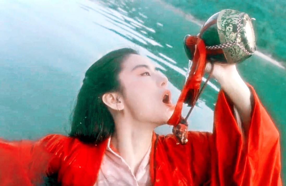 曾被誉为东南亚第一美女和永远的梦中情人,当然"东方不败"