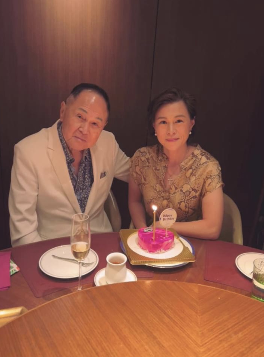 赵世曾为长女庆生罕露脸打扮时尚显年轻父女喝酒切蛋糕很尽兴