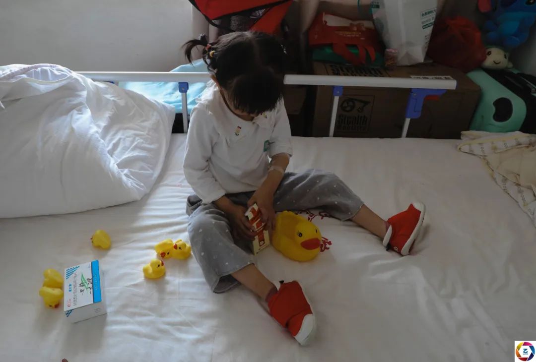 女童患病后不能吃饭,5岁了只有22斤,90后妈妈常被人误会是继母休闲区蓝鸢梦想 - Www.slyday.coM 女童患病后不能吃饭,5岁了只有22斤,90后妈妈常被人误会是继母休闲区蓝鸢梦想 - Www.slyday.coM