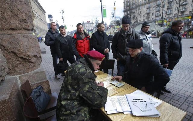 乌克兰指挥官：我的人马死的差不多了，剩下的只有新兵，没法打了休闲区蓝鸢梦想 - Www.slyday.coM