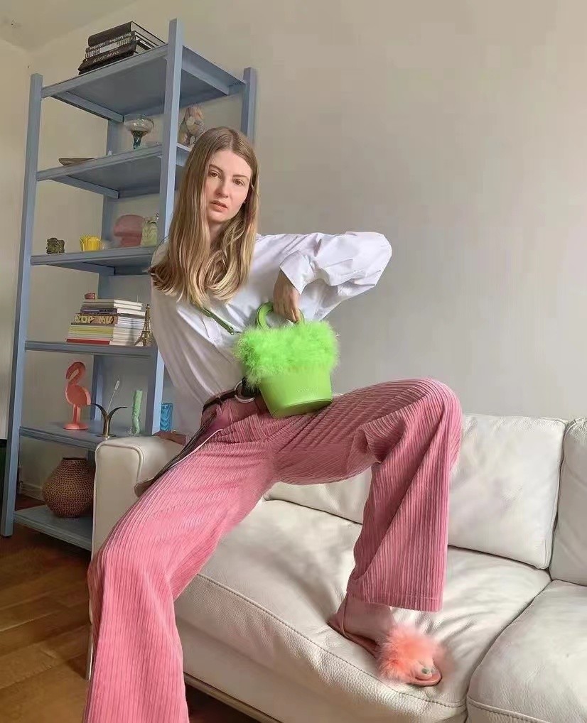 会打扮和不会打扮的女人，差距多半在“配色”上，选对了减龄高级休闲区蓝鸢梦想 - Www.slyday.coM