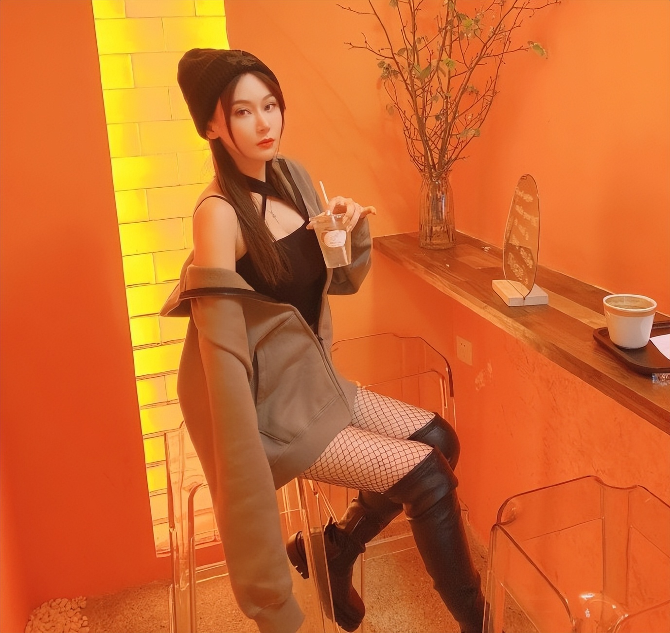 而且二十出头的何雨桐要演出三十多岁沧桑的伍姑娘,无疑是大的挑战.