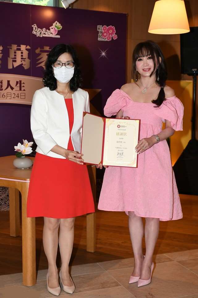 温碧霞穿粉色裙子有点违和，但看着还挺减龄的休闲区蓝鸢梦想 - Www.slyday.coM