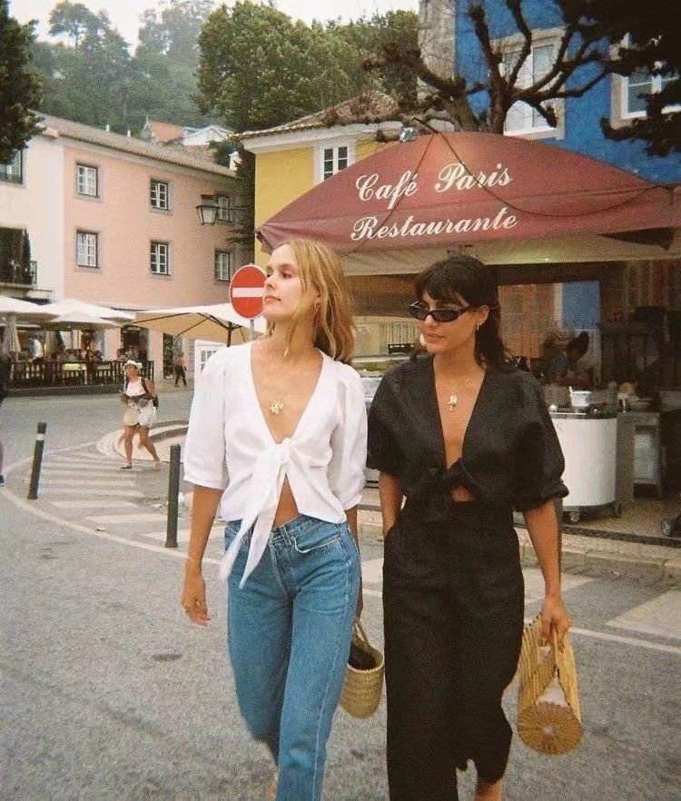 会打扮和不会打扮的女人，差距多半在“配色”上，选对了减龄高级休闲区蓝鸢梦想 - Www.slyday.coM