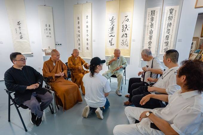 开幕(开业)仪式后,还举行了月照上人收徒仪式,嘉宾