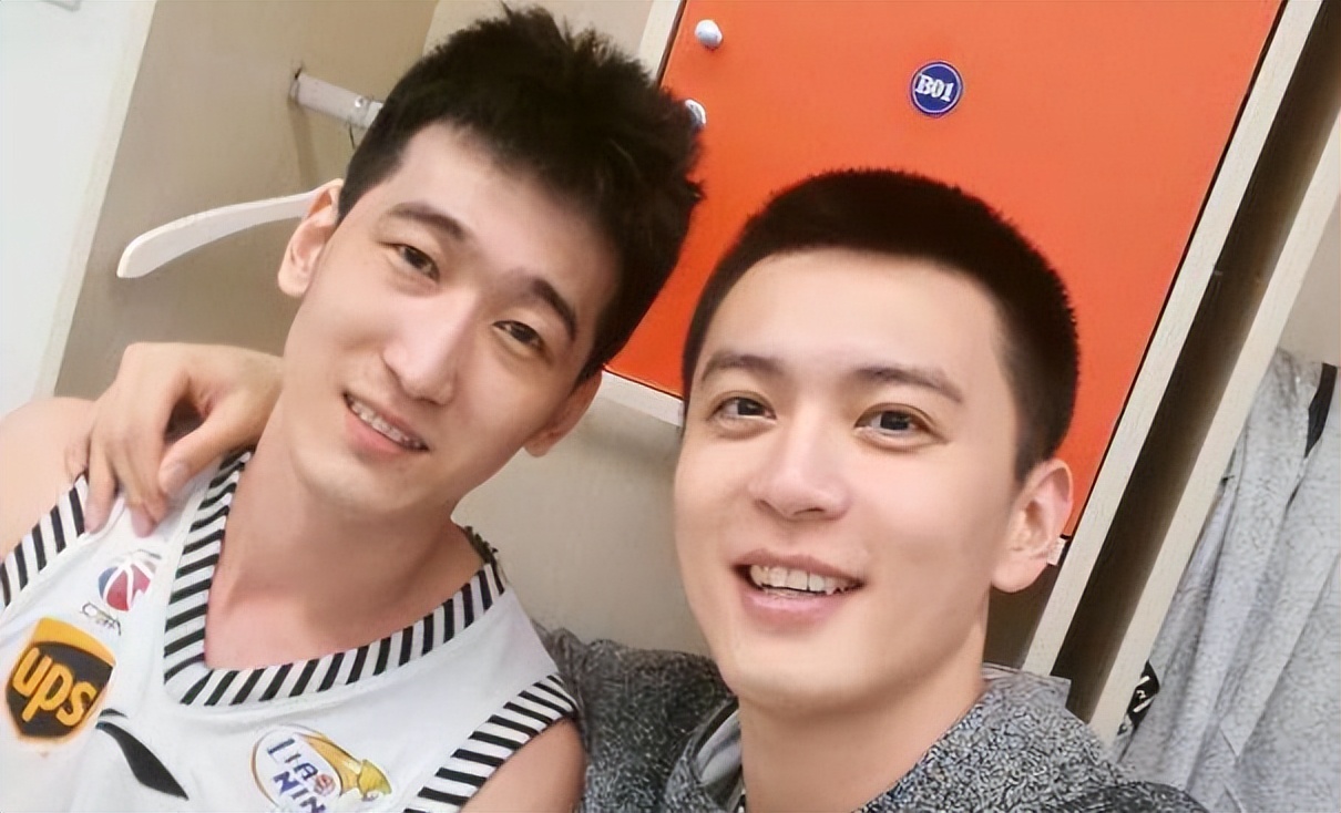 杨鸣晒出绝版5人合影准官宣辽篮巨星离队发哭泣表情让人心酸