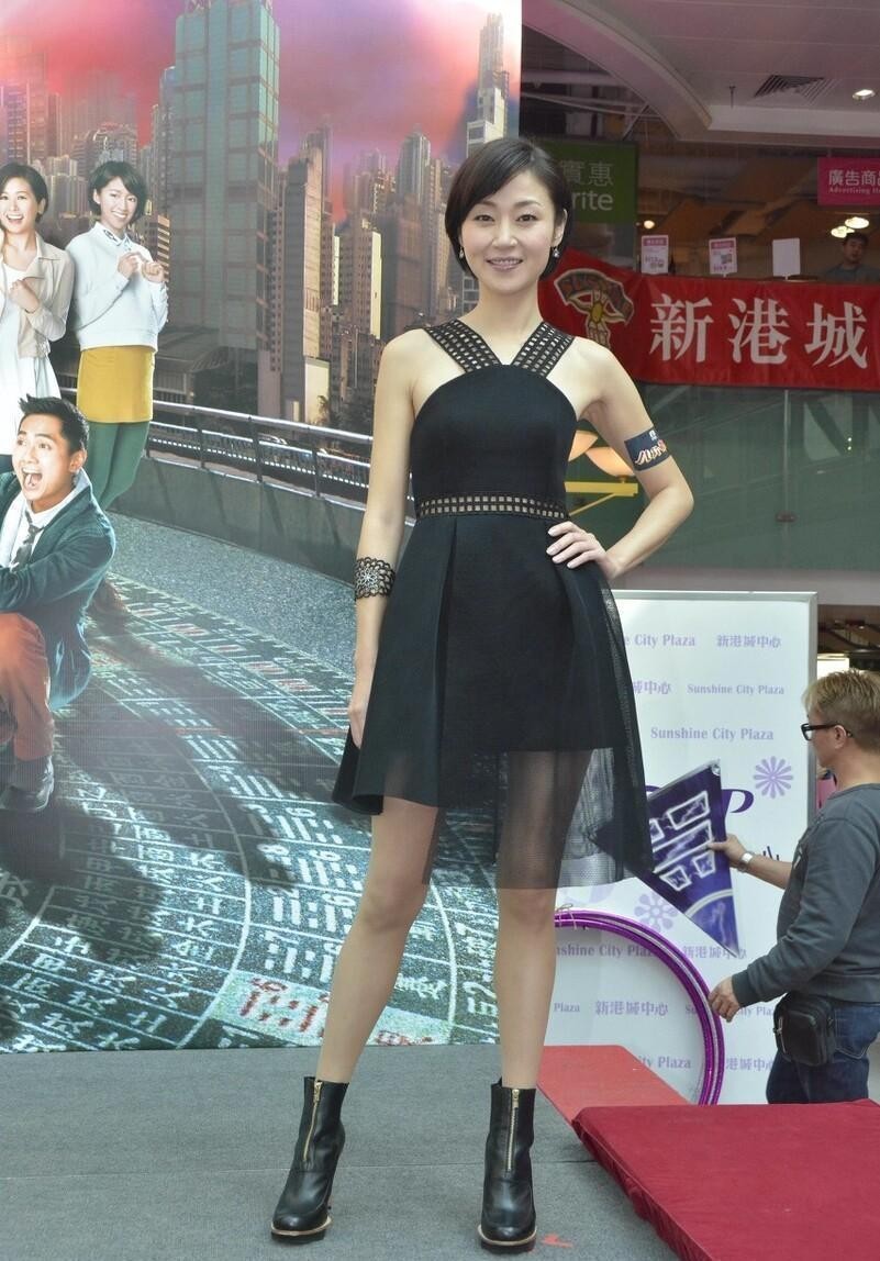 万绮雯保养太好了，穿高开叉旗袍挺清纯，身材也比一般人瘦休闲区蓝鸢梦想 - Www.slyday.coM