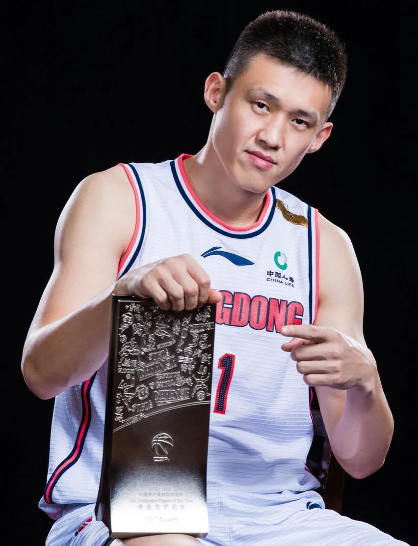 周鹏需要顶薪证明地位吗阿联做出表率周鹏离开广东队损失惨重