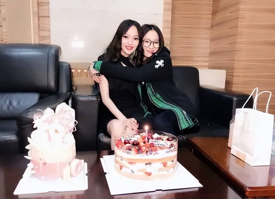 张韶涵为妹妹张韶轩庆生,晒出姐妹合影照,长相差别愈发明显休闲区蓝鸢梦想 - Www.slyday.coM 张韶涵为妹妹张韶轩庆生,晒出姐妹合影照,长相差别愈发明显休闲区蓝鸢梦想 - Www.slyday.coM