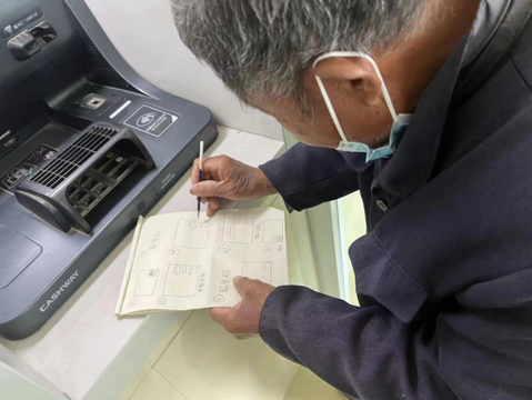 农行菏泽曹县支行：老人不会操作ATM大堂经理手绘“取款说明”