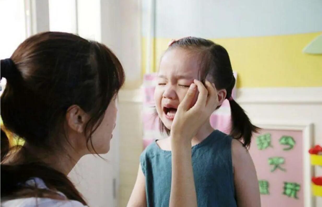 如何解决宝宝上幼儿园的分离焦虑问题,做好这4点,孩子少受罪休闲区蓝鸢梦想 - Www.slyday.coM 如何解决宝宝上幼儿园的分离焦虑问题,做好这4点,孩子少受罪休闲区蓝鸢梦想 - Www.slyday.coM