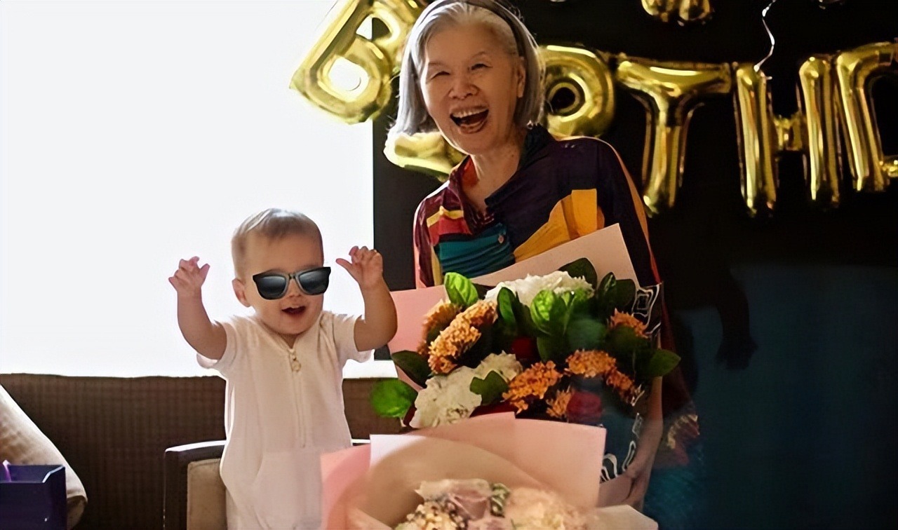 周杰伦妈妈叶惠美出镜抱着宠物狗甜笑一位打扮时髦的老人家