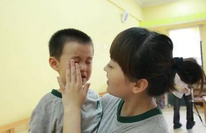 如何解决宝宝上幼儿园的分离焦虑问题,做好这4点,孩子少受罪休闲区蓝鸢梦想 - Www.slyday.coM 如何解决宝宝上幼儿园的分离焦虑问题,做好这4点,孩子少受罪休闲区蓝鸢梦想 - Www.slyday.coM