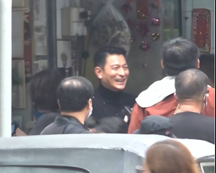 60岁刘德华近况曝光，穿西装戴眼镜造型严肃，在剧组拍戏气场强大休闲区蓝鸢梦想 - Www.slyday.coM