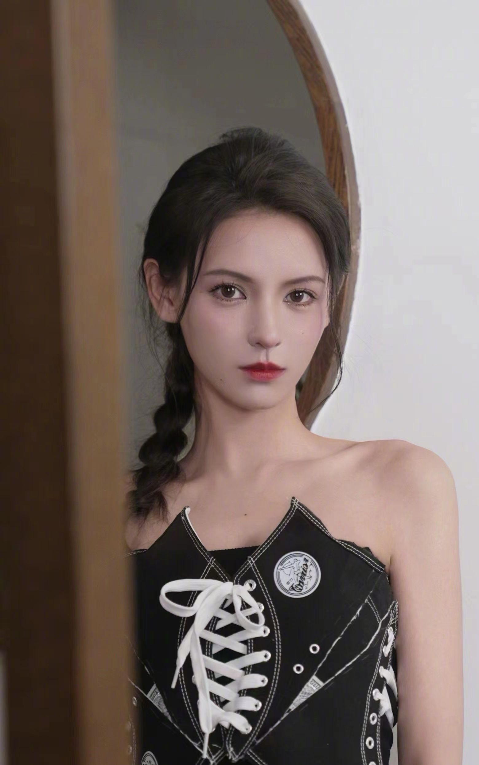 张予曦将系带帆布鞋穿在身上,纤瘦身材真抢眼__财经头条