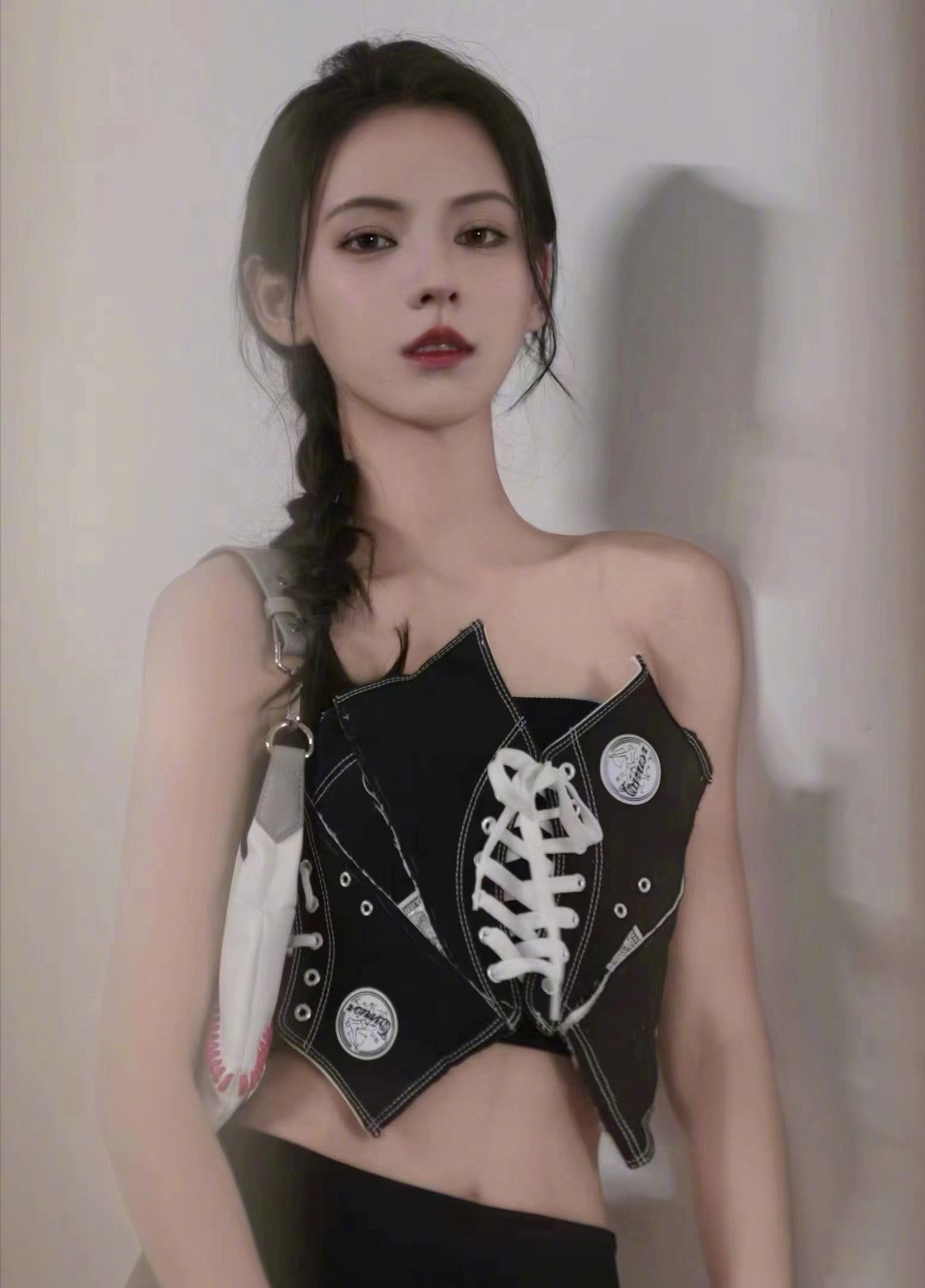 张予曦将系带帆布鞋穿在身上,纤瘦身材真抢眼__财经头条