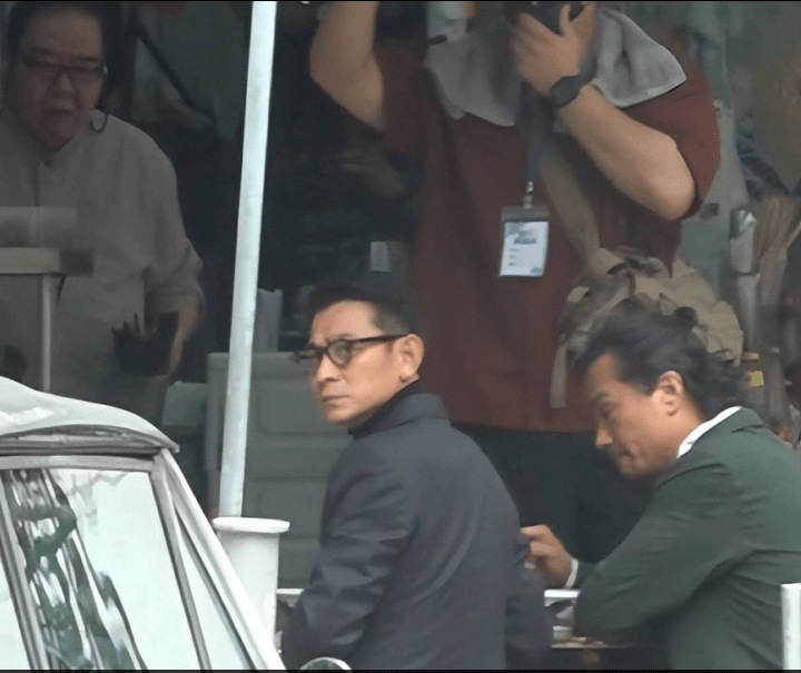 60岁刘德华近况曝光，穿西装戴眼镜造型严肃，在剧组气场强大休闲区蓝鸢梦想 - Www.slyday.coM