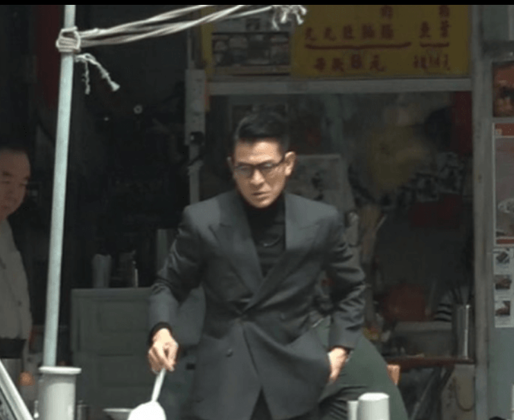 60岁刘德华近况曝光，穿西装戴眼镜造型严肃，在剧组气场强大休闲区蓝鸢梦想 - Www.slyday.coM