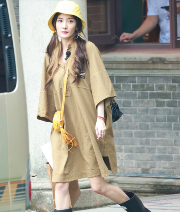 杨幂穿露脐装现身肚子毫无生产痕迹身后跟2个助理拿行李