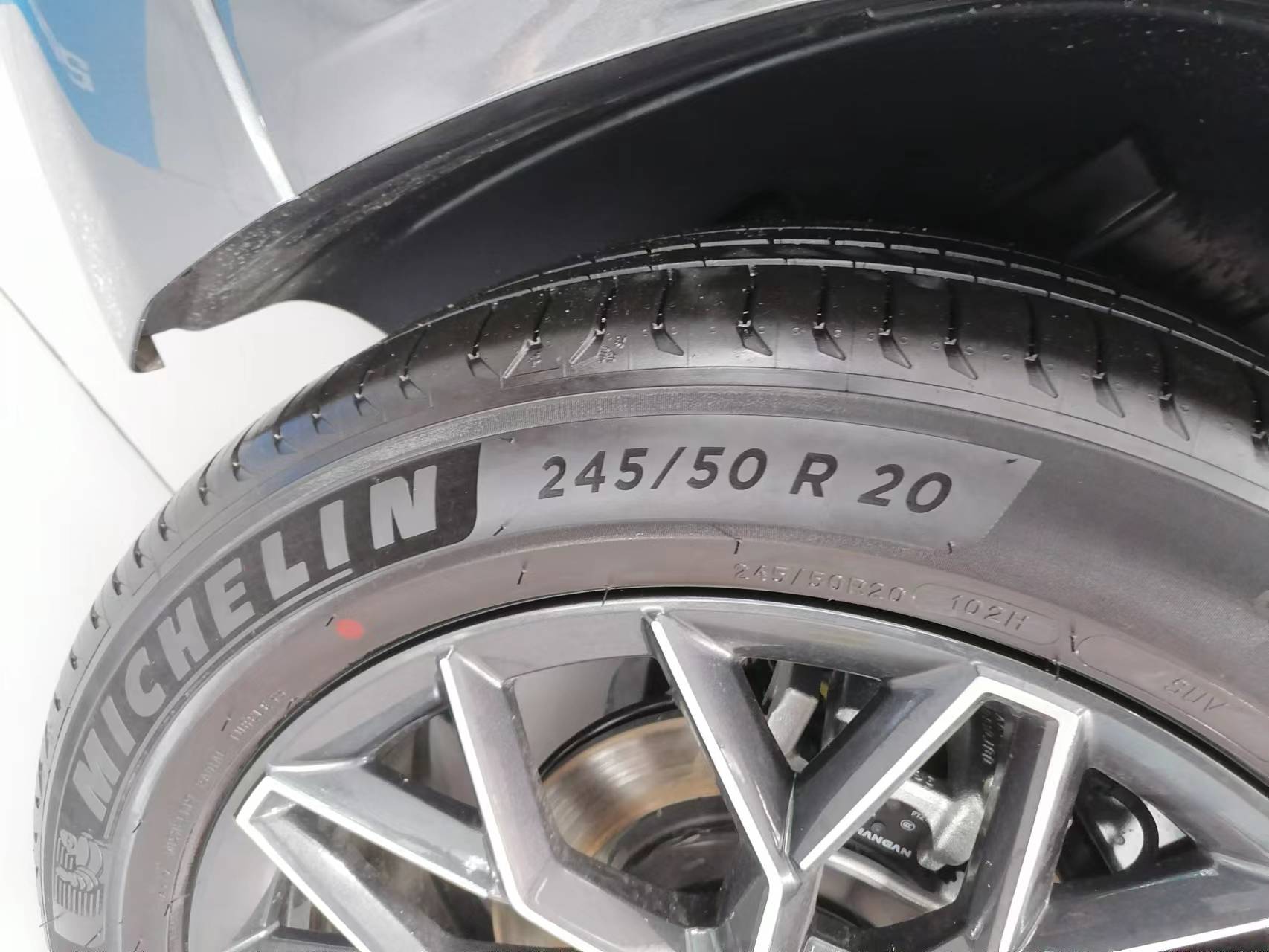 4s店实拍长安欧尚z620英寸轮毂配米其林轮胎座椅放倒就是床