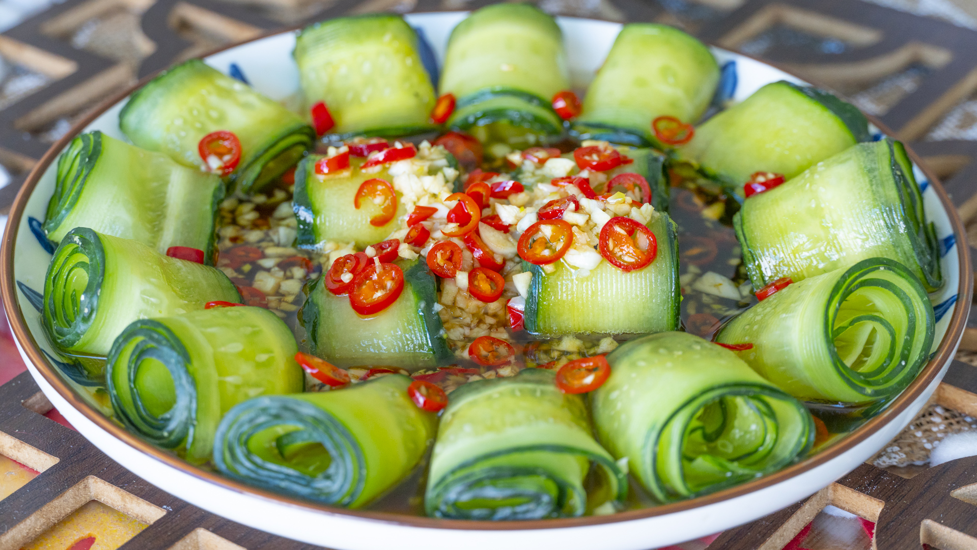 4,切好后直接摆到黄瓜上,然后再浇上一勺热油,这个就响油了.