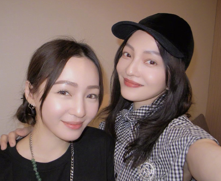 张韶涵为妹妹张韶轩庆生罕见晒出姐妹合影照长相差别愈发明显