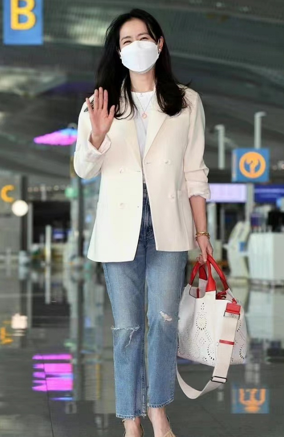 孙艺珍结婚才三个多月就怀孕穿卫衣被玄彬搂怀里娇羞样哪像40岁