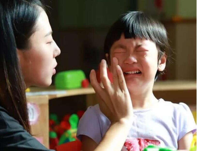 如何解决宝宝上幼儿园的分离焦虑问题,做好这4点,孩子少受罪休闲区蓝鸢梦想 - Www.slyday.coM 如何解决宝宝上幼儿园的分离焦虑问题,做好这4点,孩子少受罪休闲区蓝鸢梦想 - Www.slyday.coM