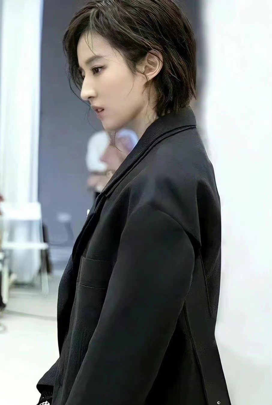 第一次见刘亦菲剪短发!穿垫肩西装拍大片,造型封神竟然没翻车休闲区蓝鸢梦想 - Www.slyday.coM 第一次见刘亦菲剪短发!穿垫肩西装拍大片,造型封神竟然没翻车休闲区蓝鸢梦想 - Www.slyday.coM