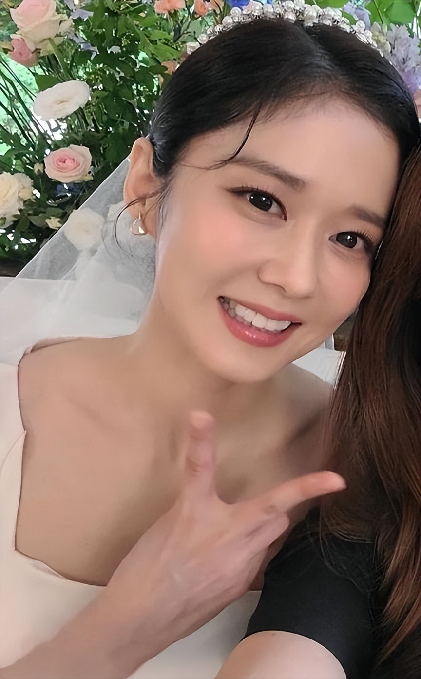 张娜拉婚礼高清现场照新娘子变化很大脸部笑容很甜美