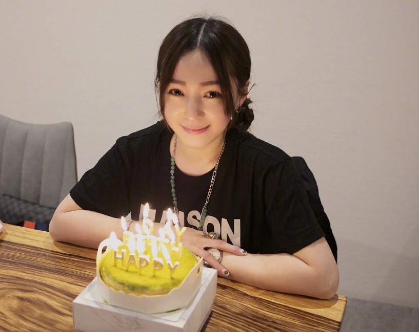 张韶涵为妹妹张韶轩庆生罕见晒出姐妹合影照长相差别愈发明显