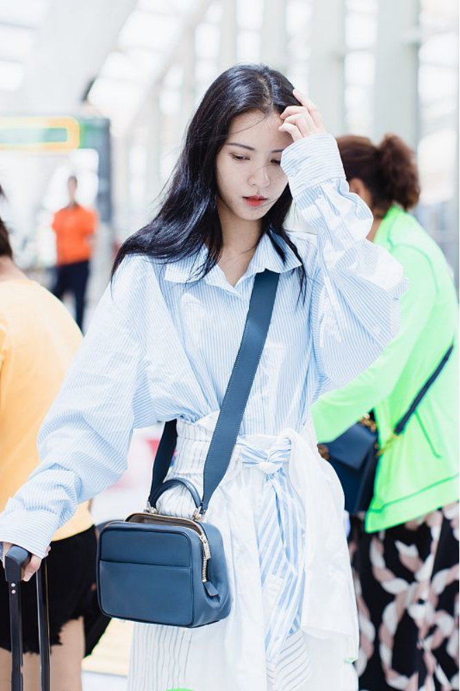 张予曦真是清冷系女孩，日常穿衬衫又酷又帅，就是身材有些太瘦了休闲区蓝鸢梦想 - Www.slyday.coM