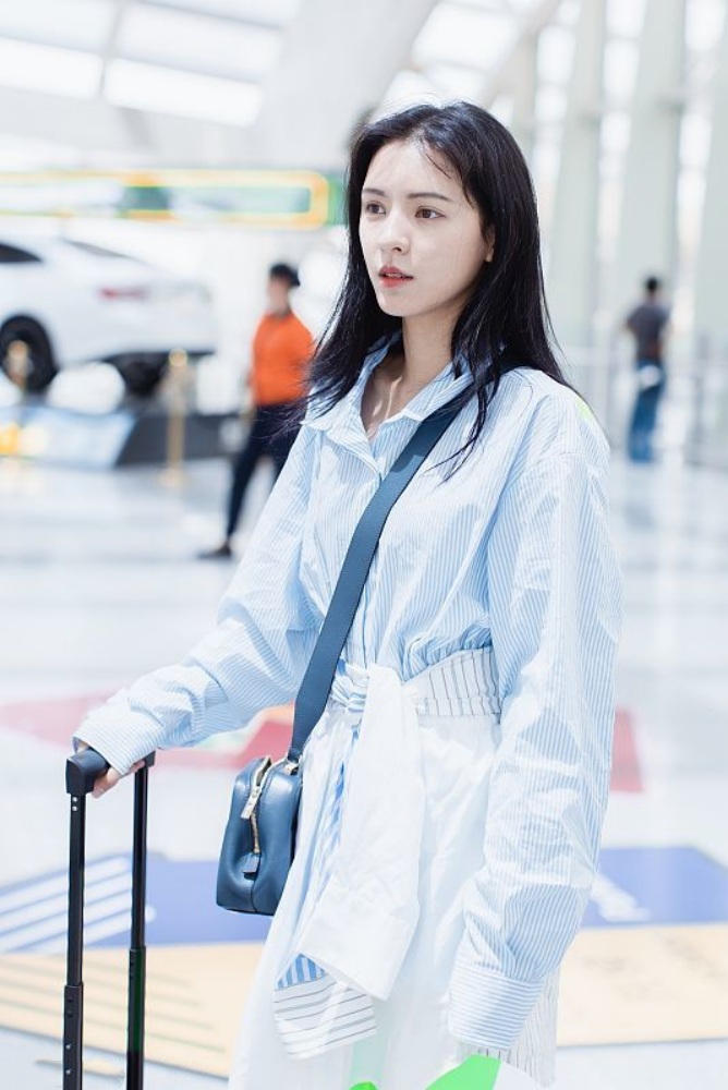 张予曦真是清冷系女孩，日常穿衬衫又酷又帅，就是身材有些太瘦了休闲区蓝鸢梦想 - Www.slyday.coM