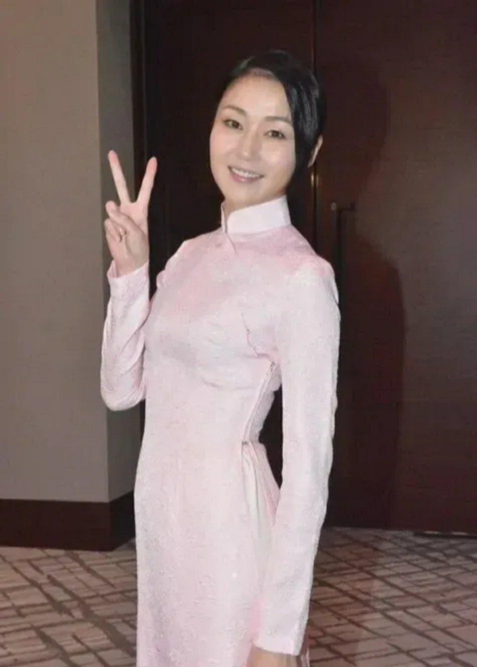 万绮雯保养太好了，穿高开叉旗袍挺清纯，身材也比一般人瘦休闲区蓝鸢梦想 - Www.slyday.coM