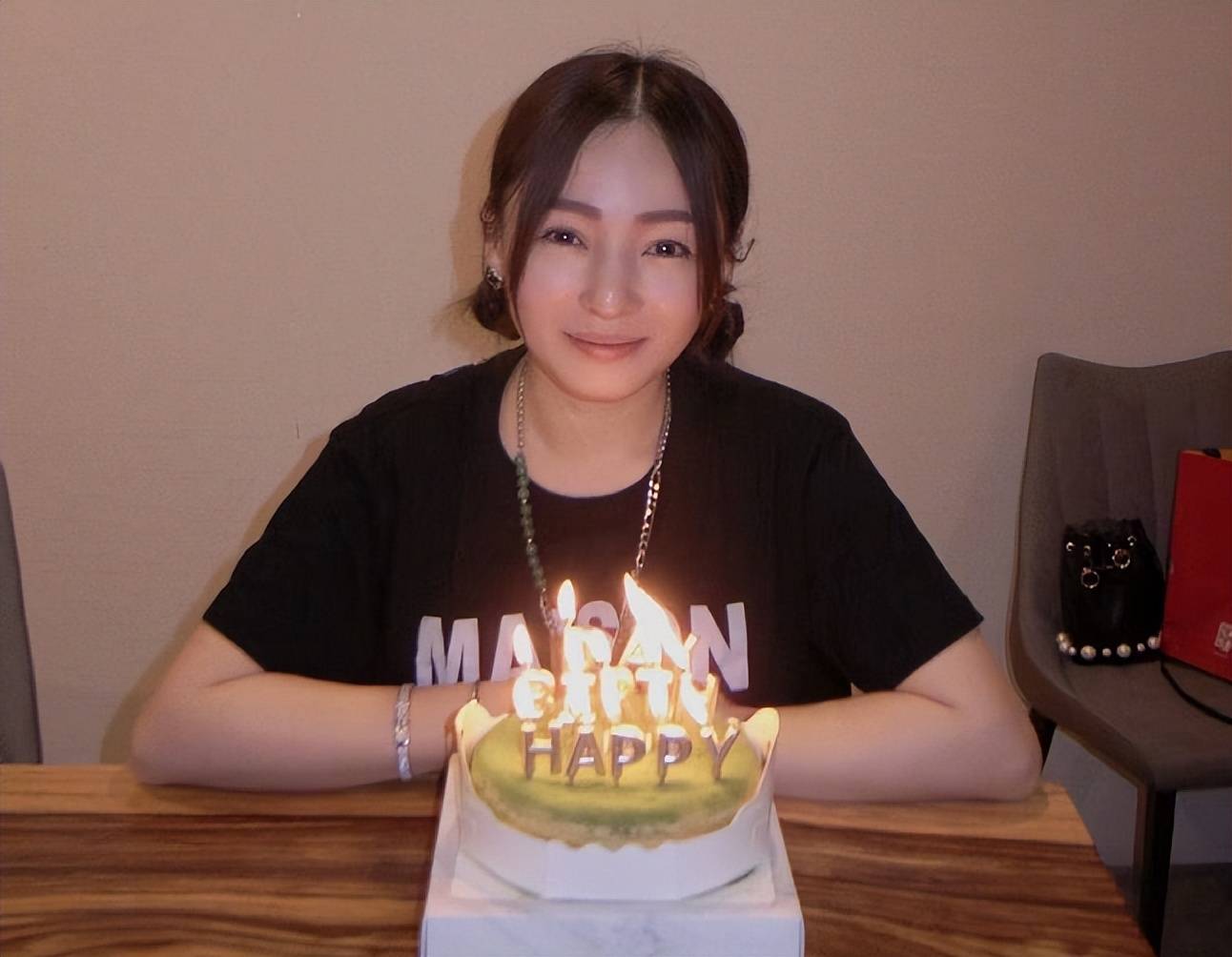 张韶涵为妹妹张韶轩庆生,晒出姐妹合影照,长相差别愈发明显休闲区蓝鸢梦想 - Www.slyday.coM 张韶涵为妹妹张韶轩庆生,晒出姐妹合影照,长相差别愈发明显休闲区蓝鸢梦想 - Www.slyday.coM