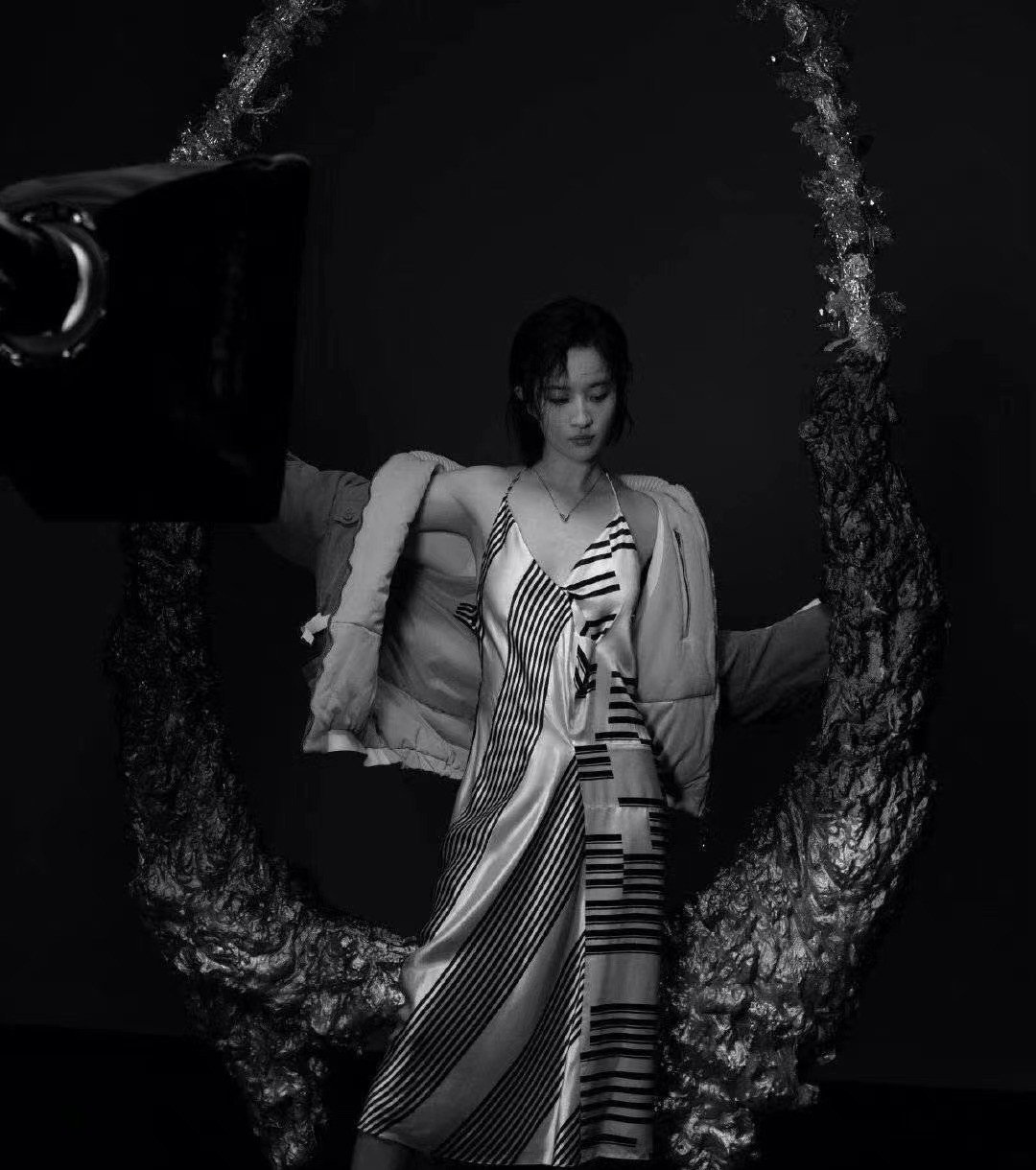 第一次见刘亦菲剪短发!穿垫肩西装拍大片,造型封神竟然没翻车休闲区蓝鸢梦想 - Www.slyday.coM 第一次见刘亦菲剪短发!穿垫肩西装拍大片,造型封神竟然没翻车休闲区蓝鸢梦想 - Www.slyday.coM