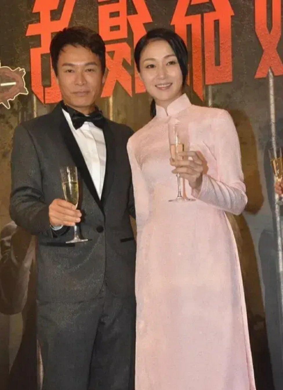 万绮雯保养太好了，穿高开叉旗袍挺清纯，身材也比一般人瘦休闲区蓝鸢梦想 - Www.slyday.coM