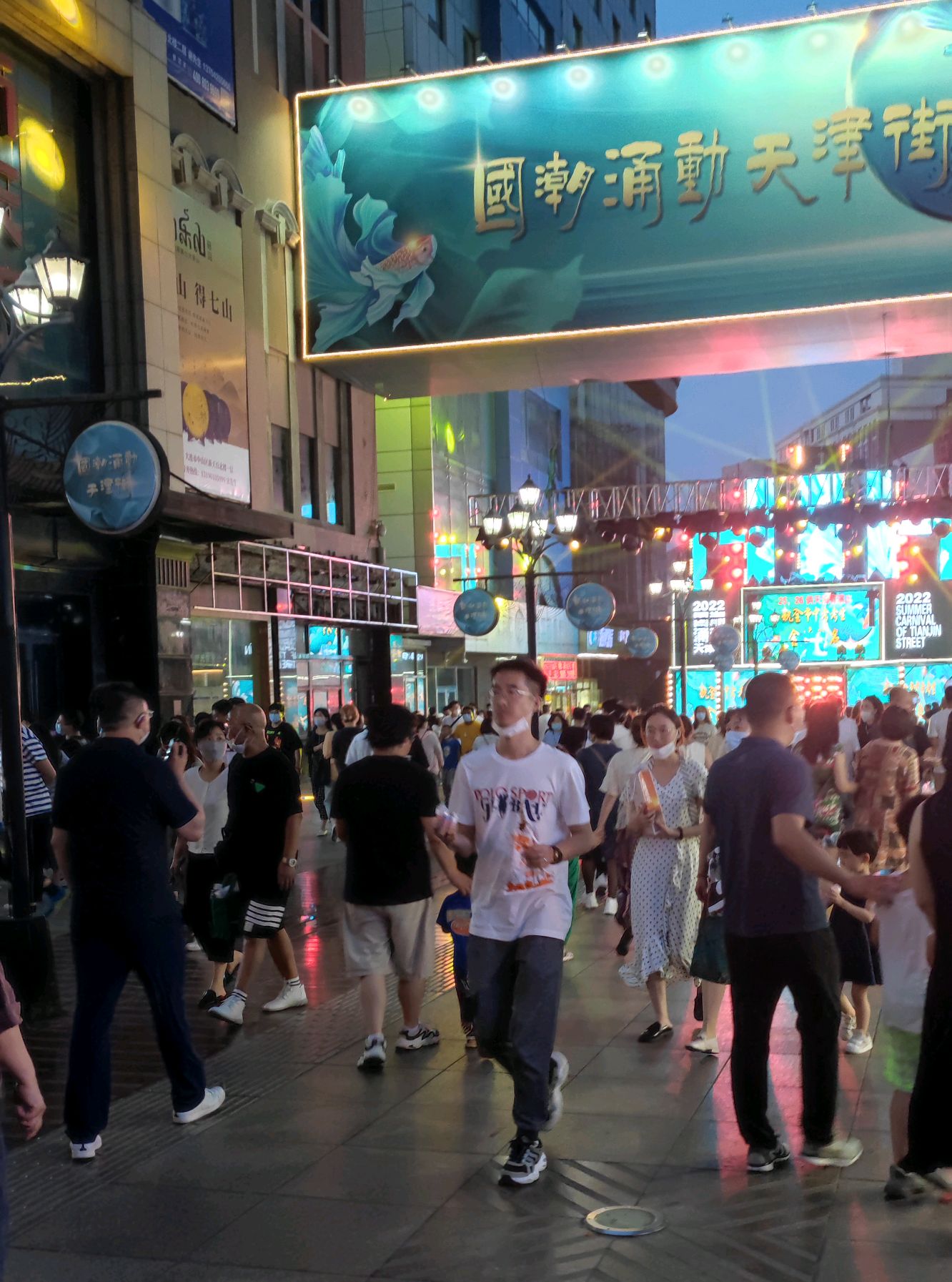 大连有个天津街,人声鼎沸热闹非凡,机械牛特别吸睛|劝业场|机械牛|天